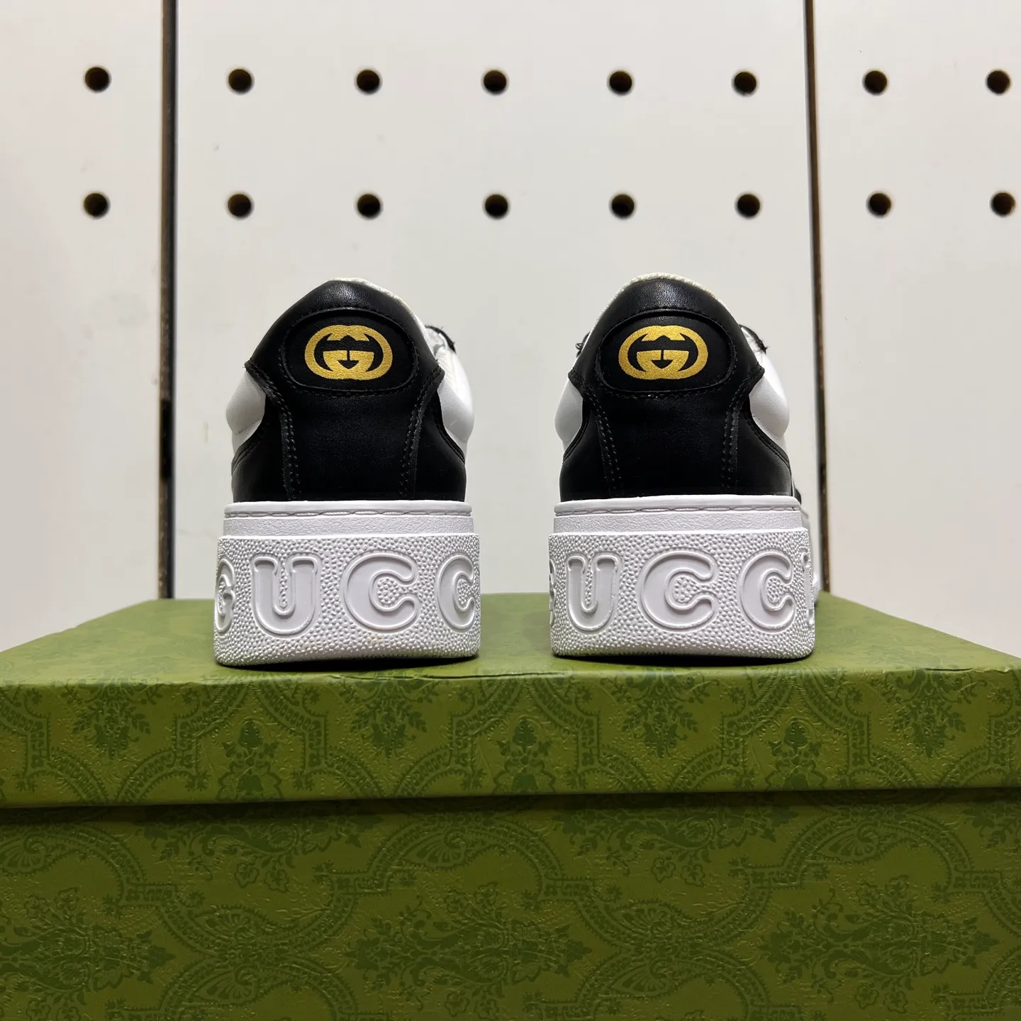 Factory price: 400💰Gucci original quality.~ Unique modern style sneakers. 🏃A must-have casual shoe for trendy men😍😍 Imported cowhide, sheepskin foot pads (refuse to discolor and grind feet) soles: Original soles specially provided by the original factory, French lazy style design ⚠️Fit to the feet, original quality, super comfortable original soles. Just like shooting the real thing 🎬The real thing is better, high-quality sneakers, size: 38-44 (45 and 46 can be customized)